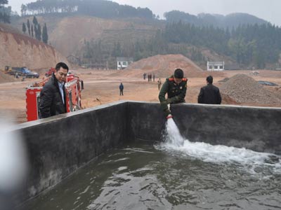 100名民工用水告急 岑巩消防送水解民忧