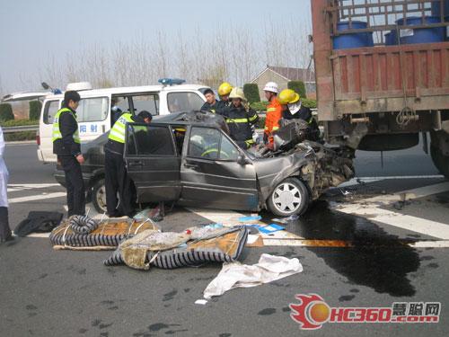 沈海高速桑塔纳轿车撞上大货车 消防驰援