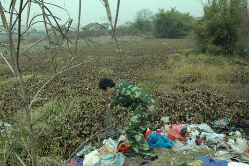 路桥300平米塑料堆突燃熊熊大火（图）