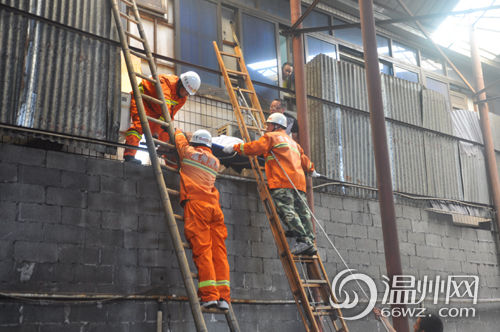 为拣窗外物 女子三楼跌落被卡两墙中/图