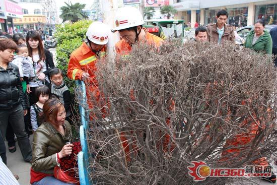 四岁男童头卡马路护栏 固镇消防紧急救援