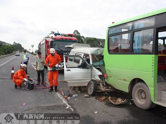 面包车追尾公交车 消防官兵救出被困司机