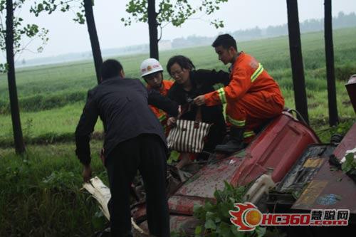 货车撞断6棵大树侧翻路边沟 消防救出2人