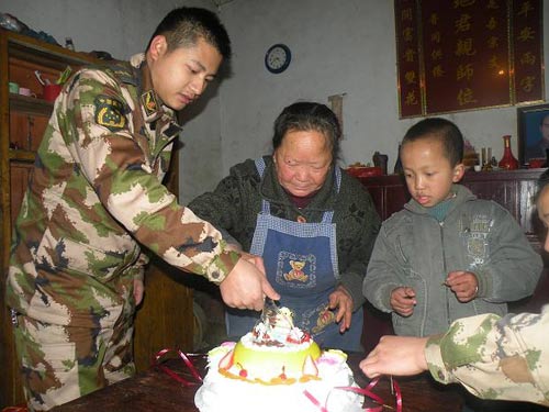 贵州天柱消防为“兵妈妈”庆祝生日/图