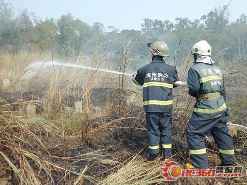 公园突发山火威胁果林 消防快速扑救/图