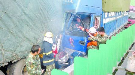 京港澳高速明港至信阳段13车追尾3死2伤