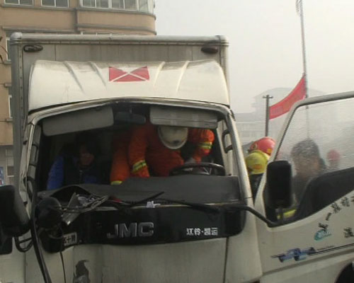 雨天路滑酿车祸 浙江青田消防火速救援