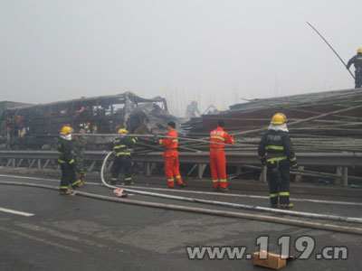 京福高速60辆车追尾6人死亡 消防驰援/图