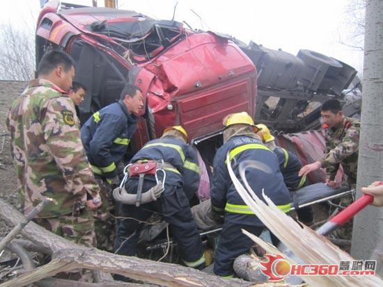 满载钢筋大货车翻车 河津消防紧急救援