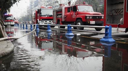 组图：四川省医院工地起火 19消防车出动