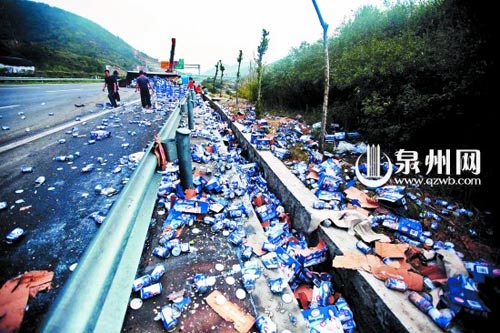 沈海高速货车侧翻 “花生牛奶”满地滚