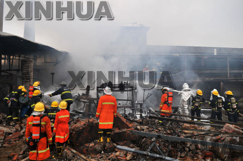 组图：广西梧州一化工厂废油池发生大火