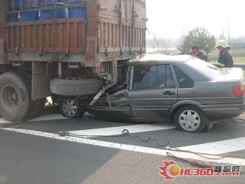 沈海高速桑塔纳轿车撞上大货车 消防驰援