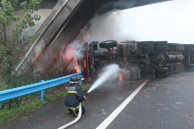 装2000箱烟花挂车起火 武汉消防紧急排险