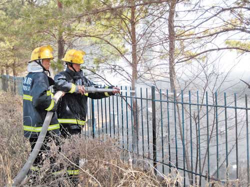 乌海消防今春已扑救7场绿化带火灾/图