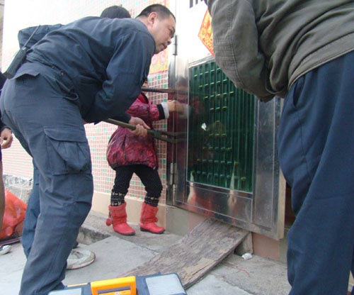 门缝频频卡住小孩手指 中山消防急救