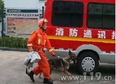 云南发生5.7级地震 丽江消防灾区急救/图