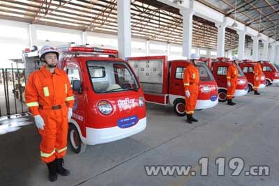 小小电动消防车 狭窄空间扑救大用场