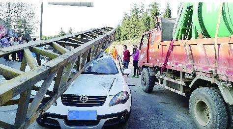 宝鸡一卡车挂倒限高架 砸中过路小轿车