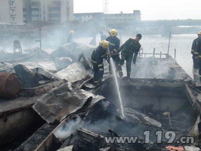 河面8条大船火烧连营 南通消防注水扑救