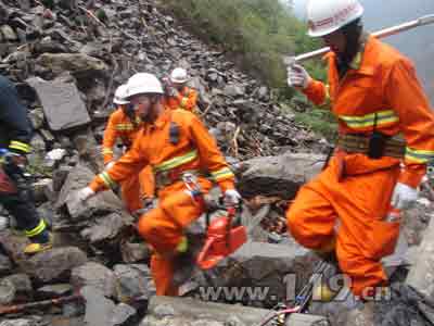 云南发生5.7级地震 丽江消防灾区急救/图