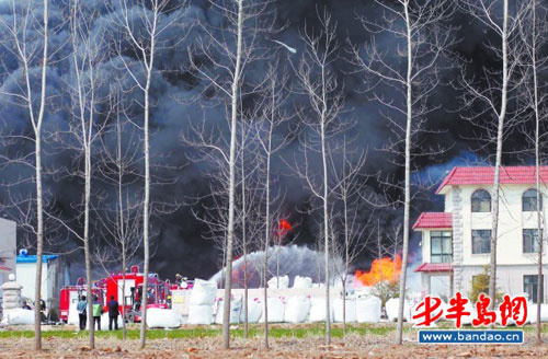 胶州里岔镇蜡业公司大火 百米烟柱遮天蔽日