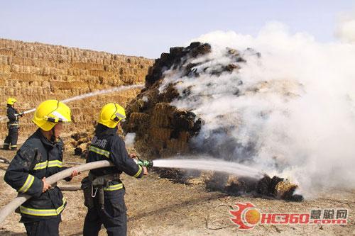 巨大露天草垛起火 伊犁消防联合扑灭/图