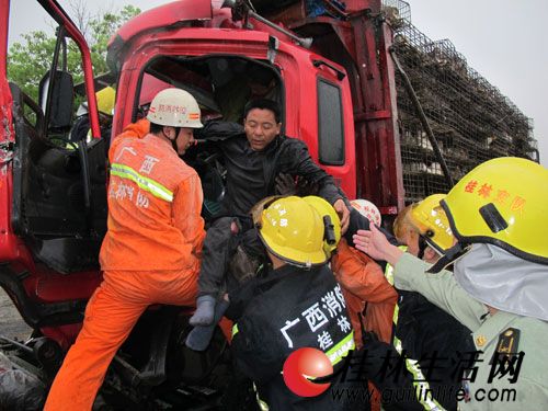 兴安一货车追尾大卡车致一死三伤（图）