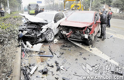 司机误将油门当刹车致连环车祸1死4伤/图