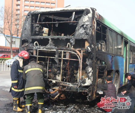 唐山一公交车起火燃烧 新华道路面封闭/图