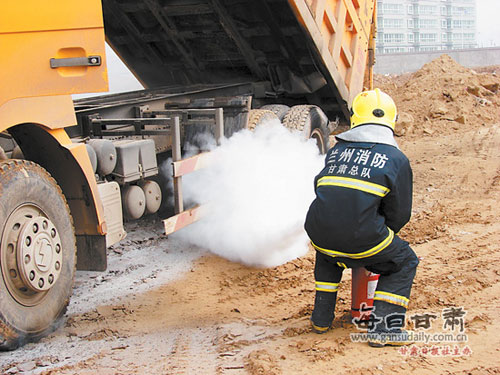 组图：翻斗车挂断电缆 遭电击轮胎起火