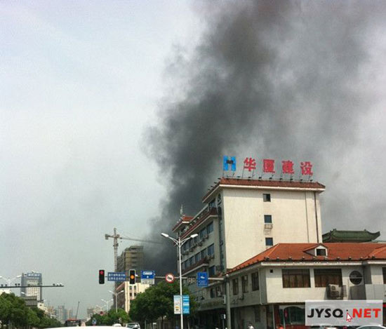 江阴一在建大楼发生大火 工人翻墙逃生