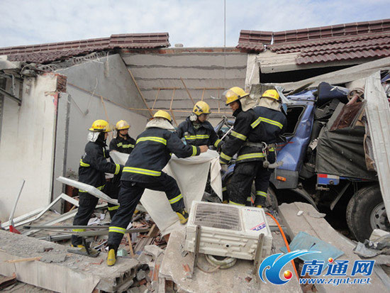 如东一货车失控冲出道路 连撞多家店面[图]