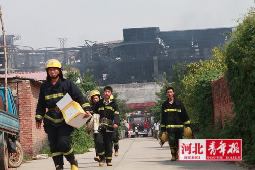 石家庄一公司起火 数千平米厂房成废墟