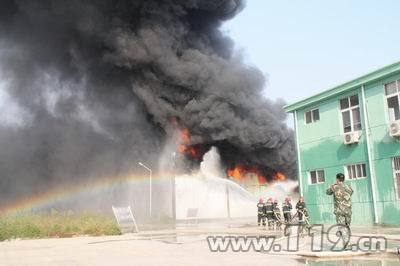 食品加工厂冷库起火爆炸 消防紧急扑救/图