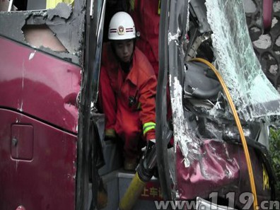 京港澳高速大撞车车门卡死 佛冈消防勇救38人