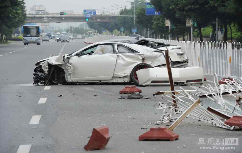 福州一辆狂飙跑车失控撞翻护栏（图）