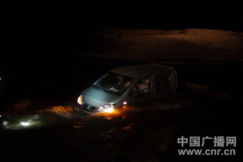 暴雨后小货车河道搁浅困3人 消防救援/图