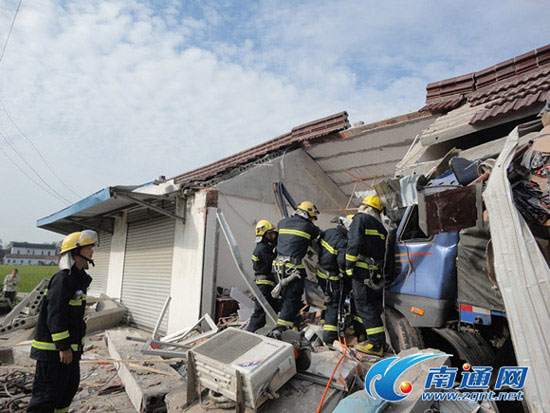 如东一货车失控冲出道路 连撞多家店面[图]