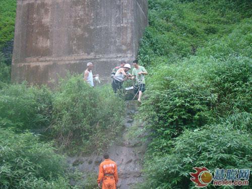 七旬老人丛林寻祖坟被困 消防迅速救援