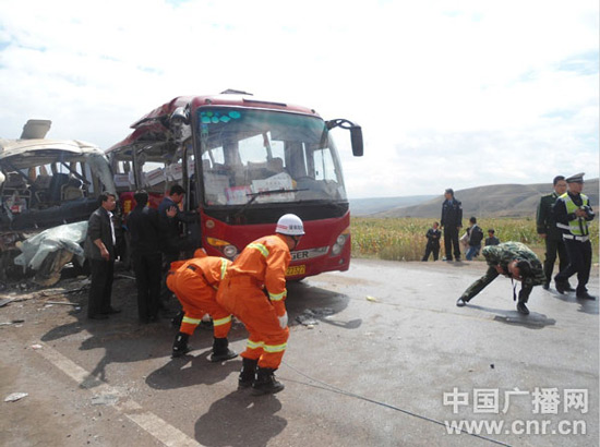 甘肃庆阳发生客车相撞事故 已致4人死亡/图