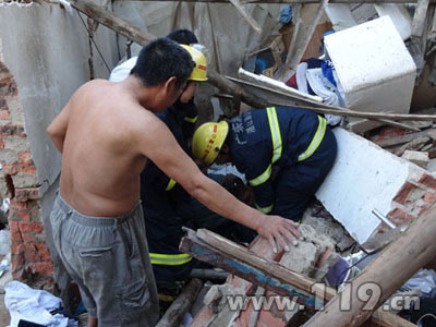 民房煤气瓶爆炸3人被埋 湛江徒手挖掘救人