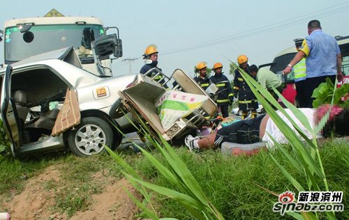 油罐车与轿车亲吻殃及电动车 致3人受伤