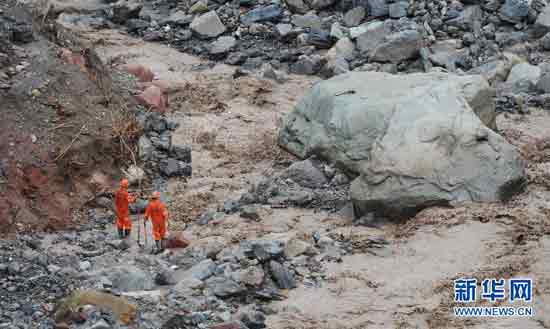 四川汉源暴雨致山体滑坡落下巨石事故现场