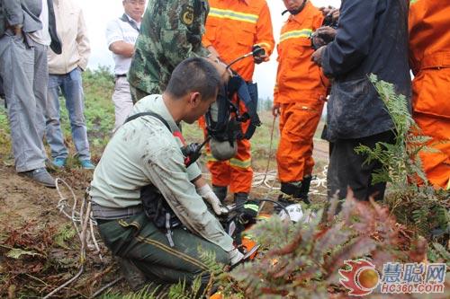 男孩坠入60米废弃矿洞 消防紧急救援