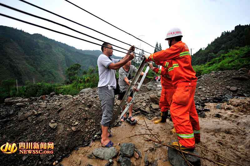 营救受灾群众 成都消防徒步进灾区救援