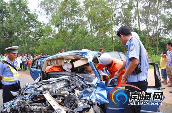 货车撞扁轿车 消防救出被困轿车司机