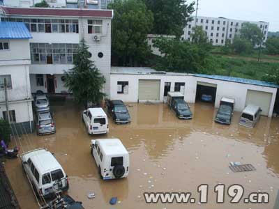 暴雨普降致多地洪涝受灾 安庆消防勇救27人