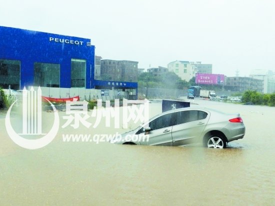 突降暴雨司机被困 消防拆窗救人/图