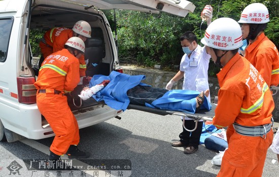 旅游大巴高速路侧翻 消防救出14名伤者